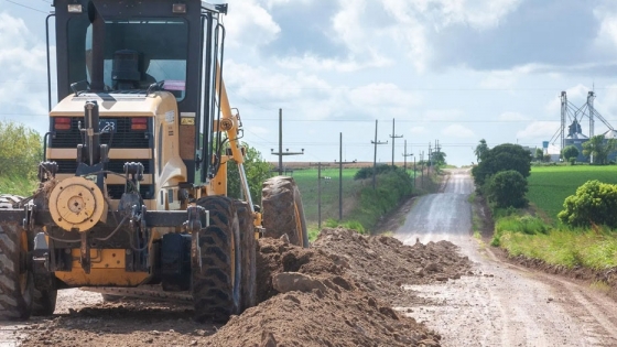 Trabajan en el mantenimiento de caminos productivos del departamento Paraná