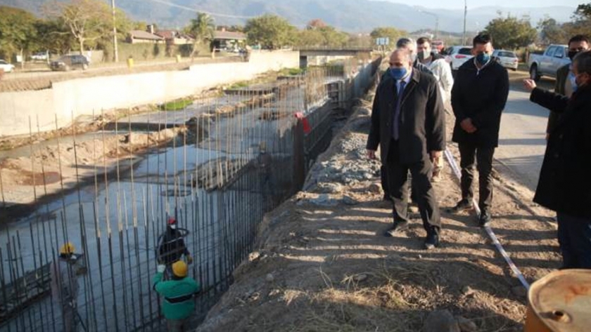 Para prevenir inundaciones, refuerzan los cauces del canal Yerba Buena