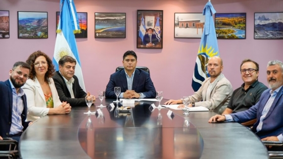 El Gobierno de Santa Cruz firmó un acuerdo con Flybondi para fortalecer la conectividad aérea