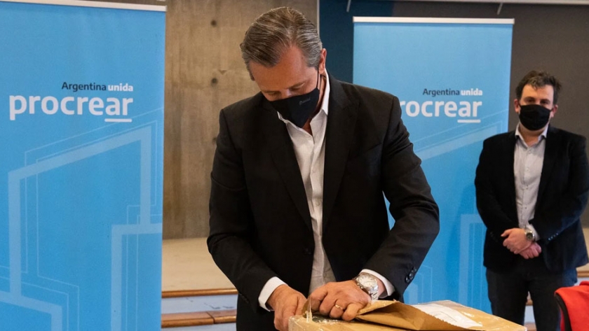 Bahl participó de la apertura de sobres para la construcción de la planta de tratamiento de líquidos cloacales