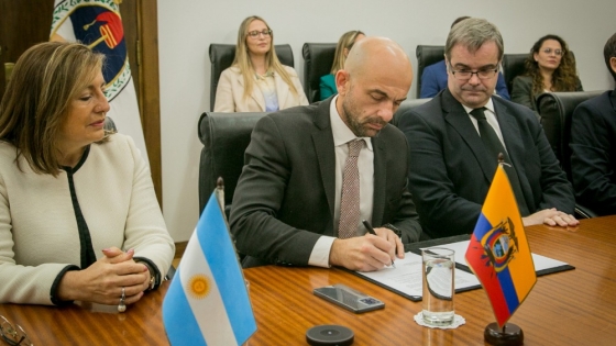 <Argentina y Ecuador avanzan en la política de apertura de cielos