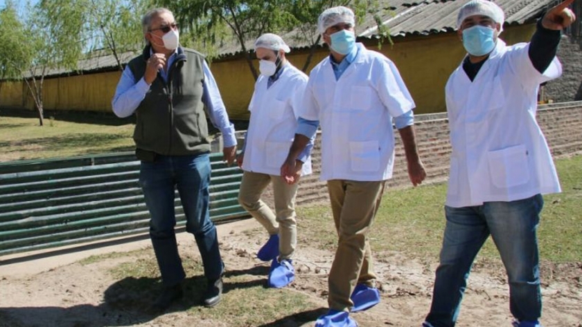 Capitanich habilitó 22 kilómetros de ripio en el paraje "La Aurora" y visitó el campo zorzón de producción agroindustrial