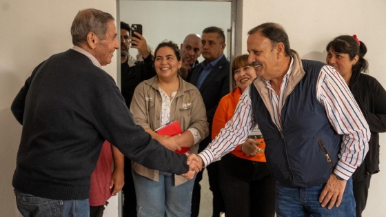 Reconstrucción con rostro humano: Quintela entregó viviendas refaccionadas a familias de Chamical