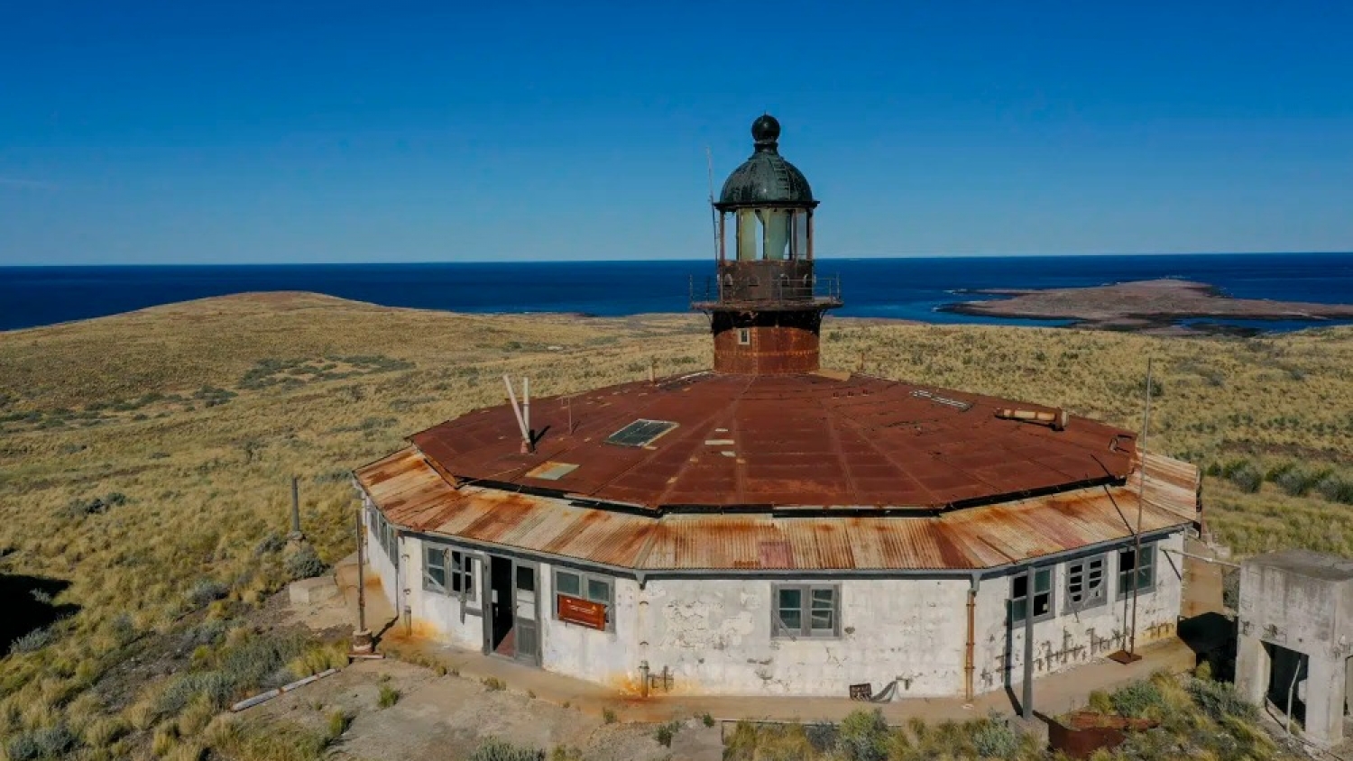 Faro Isla Leones: un patrimonio vivo entre la memoria y la fragilidad en la costa de Chubut