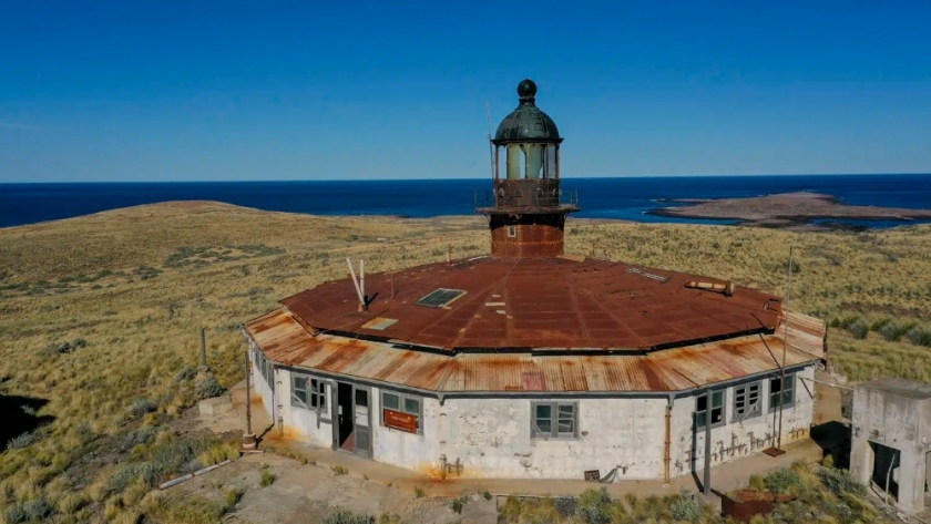 Faro Isla Leones: un patrimonio vivo entre la memoria y la fragilidad en la costa de Chubut