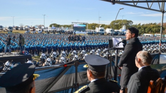 Kicillof tomó juramento de fidelidad a la Bandera Nacional a cadetes de la Policía de la Provincia