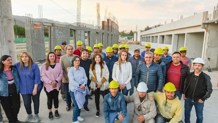 El gobernador Raúl Jalil, junto a la senadora nacional, Lucía Corpacci, visitaron el avance de obra de la nueva Terminal de Belén que se realiza con fondos del fideicomiso minero