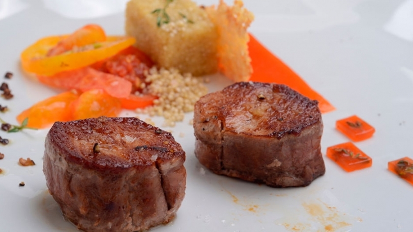Lomo de llama rosado, salsa llajwa y risotto de quinoa