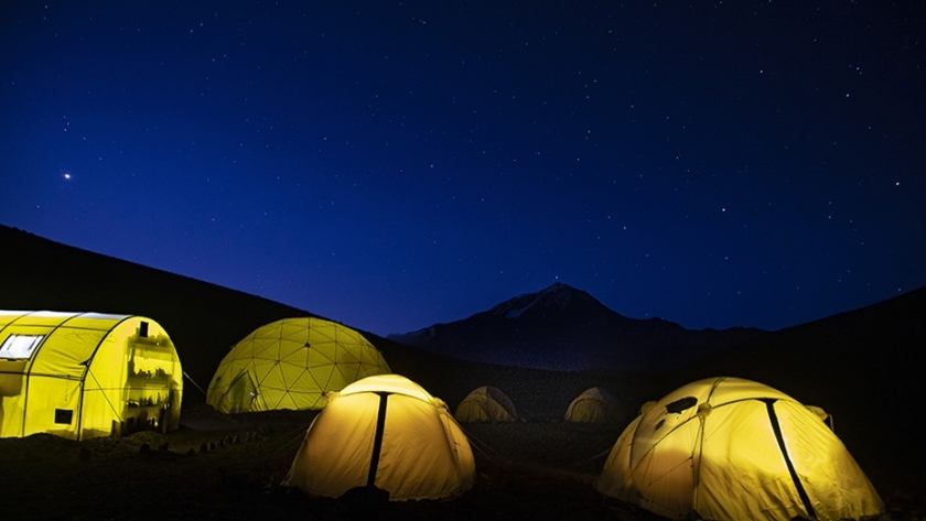 Turismo aventura en un campamento base en el Llullaillaco
