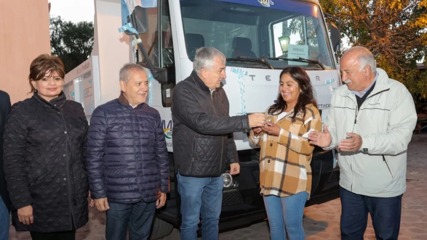 Gerardo Morales entregó un camión que favorecerá la producción en Uquía