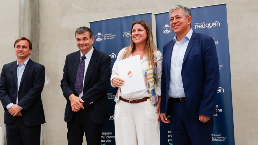 Rolando Figueroa otorgó créditos del BID para Pymes