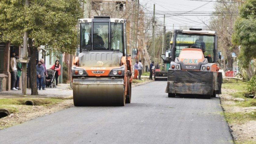 Con las obras viales como eje, Simone visitó Escobar