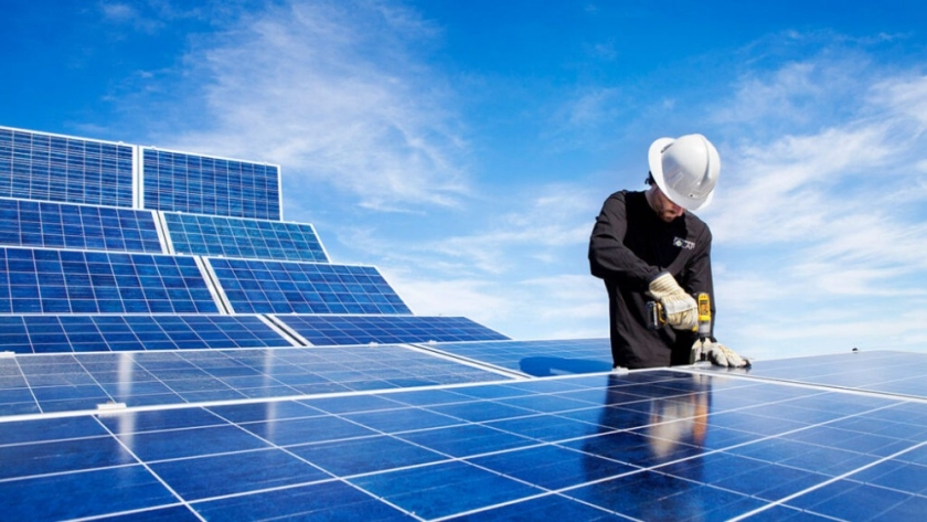 Producción y CFI lanzan nueva línea de financiamiento para equipos eólicos y solares