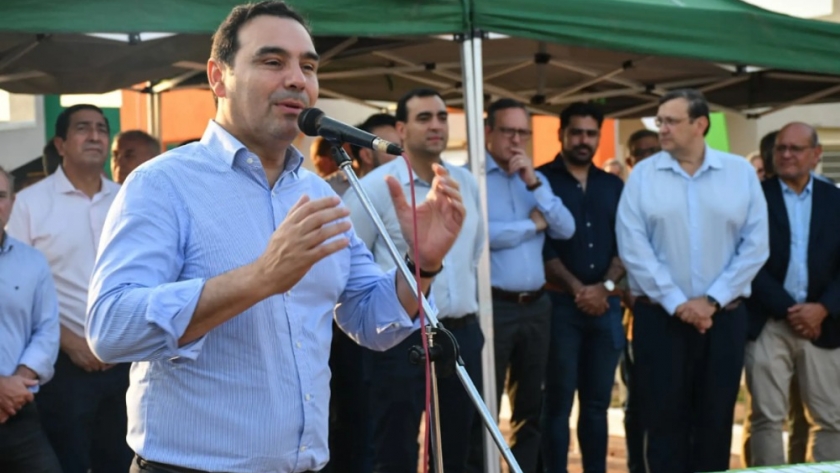 En Santo Tomé, Valdés entregó 100 viviendas, anunció otro centenar de hogares y pavimentación para toda la zona