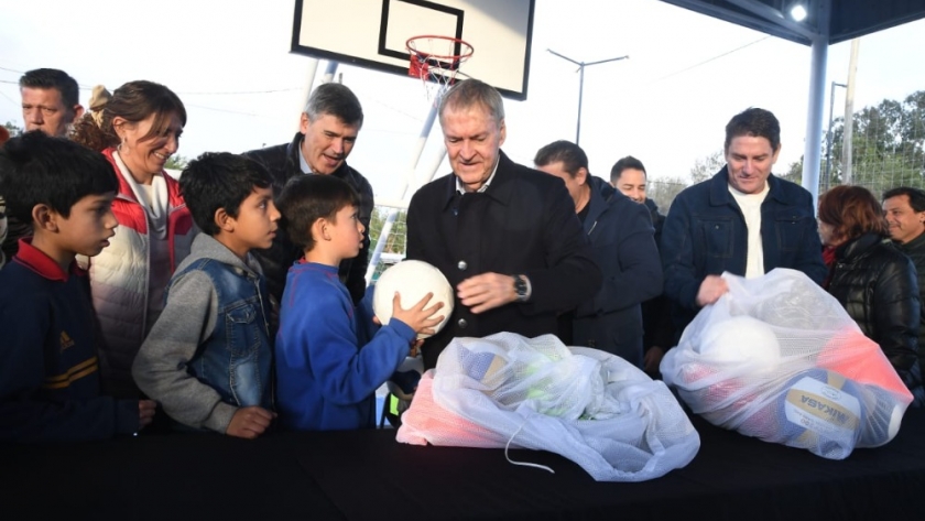 Schiaretti inauguró una urbanización y un polideportivo en el noreste de Córdoba