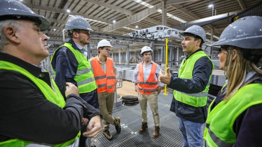 Valdés recorrió la mega maderera de Virasoro y resaltó su importancia para exportar al mundo