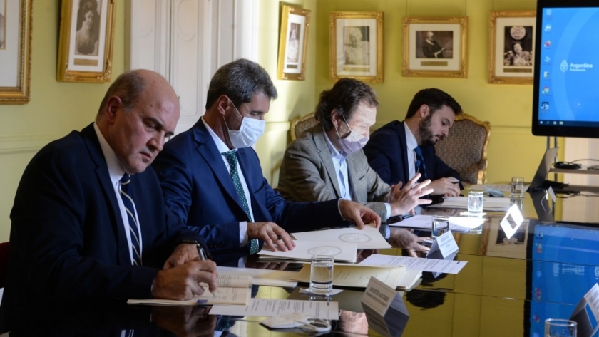 Se oficializó el contrato para destinar $58 millones a créditos para fortalecer la producción local
