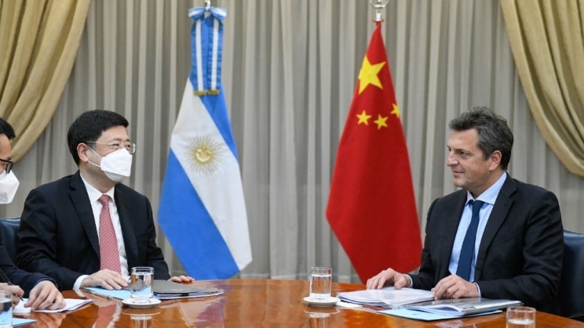 Con vistas a impulsar la cooperación económica y financiera bilateral, Massa recibió al Embajador de China