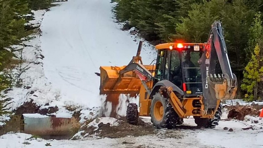 Intensifican los trabajos de conservación y mantenimiento en las rutas internas de la provincia