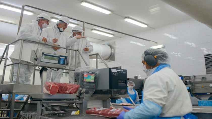 Etchevehere visitó el primer frigorífico de carne vacuna en obtener el Sello Alimentos Argentinos