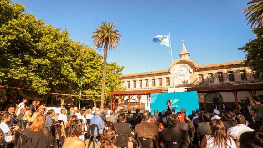 Victoria Tolosa Paz y Santiago Cafiero encabezaron el homenaje a veteranos de Malvinas en Mar del Plata
