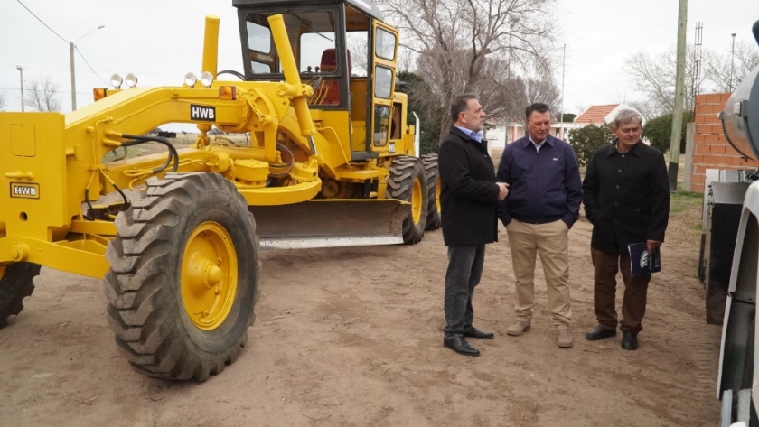 El Gobierno de La Pampa entregó nueva maquinaria a la Municipalidad de Abramo para mejorar su parque automotor