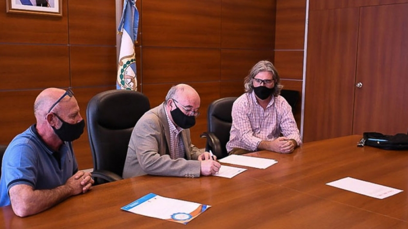 Ambiente firmó un convenio con una ONG que cuida y conserva aves autóctonas
