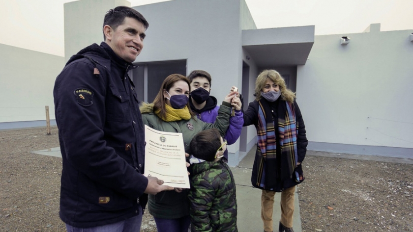 El gobierno del Chubut entregó 16 viviendas a familias de Rawson