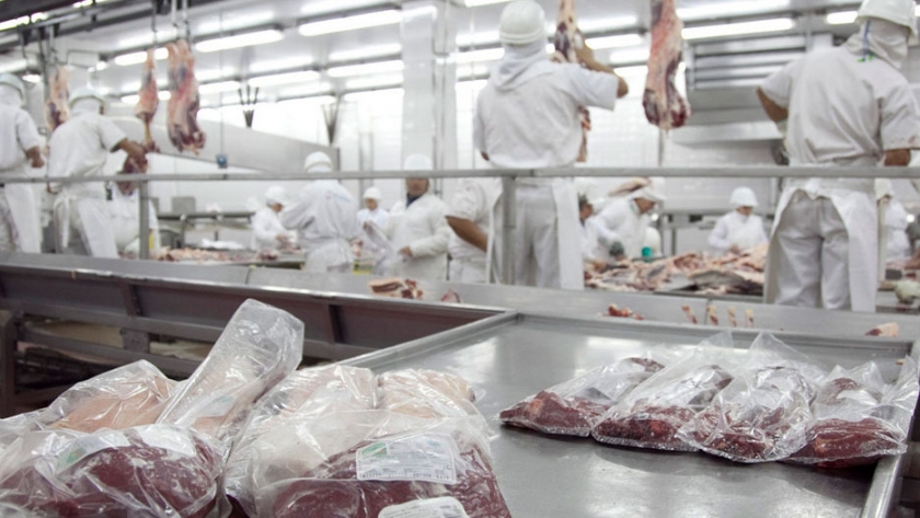 El presidente argentino propuso exportar cortes bovinos envasados al vacío y no las medias reses en crudo