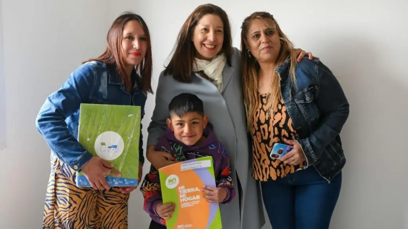 Se entregaron 10 nuevas viviendas a familias de Sierra Colorada