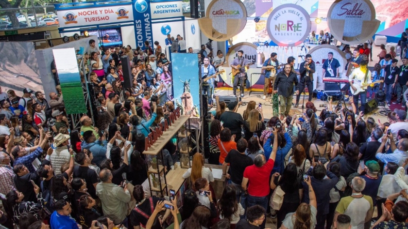 La Feria Internacional de Turismo vibró al ritmo de la Chaya en su segunda jornada con Sergio Galleguillo