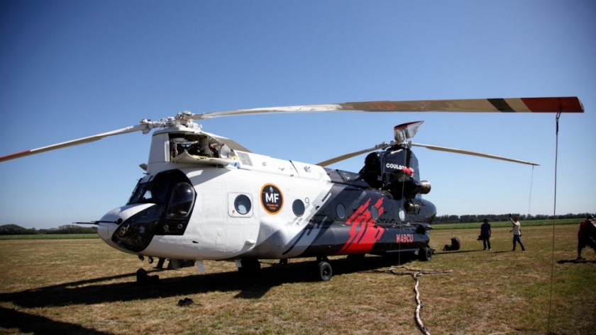 El helicóptero Chinook opera en la zona del Delta para fortalecer el combate de incendios