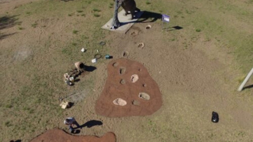 Pehuen Co: la plaza paleontológica ahora tiene réplicas de huellas como la reserva natural