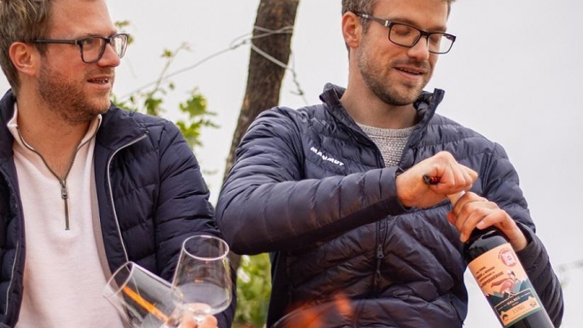 Dos hermanos suizos innovan en Mendoza con una bodega sustentable y 9 vinos únicos