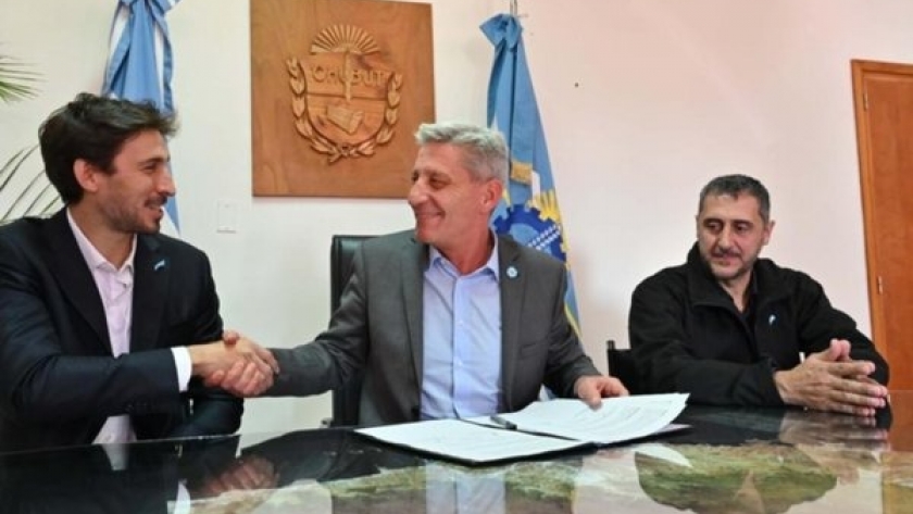 Provincia entregó aporte al Club Guillermo Brown para la adquisición de un nuevo piso flotante