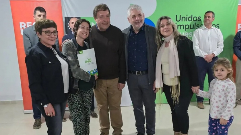 Weretilneck anunció obras históricas y entregas sociales en Villa Regina