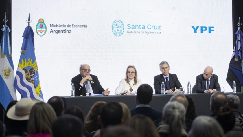 Desde Santa Cruz, Economía anuncia con YPF inversión de $35.000 millones para potenciar la cadena del petróleo y gas