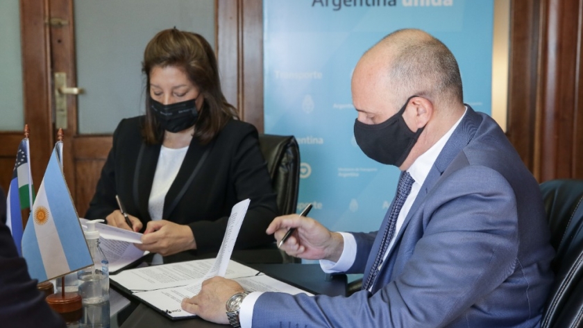 Río Negro: El ministro Guerrera y la gobernadora Carreras firmaron convenios para las nuevas terminales de ómnibus de Bariloche y San Antonio Oeste