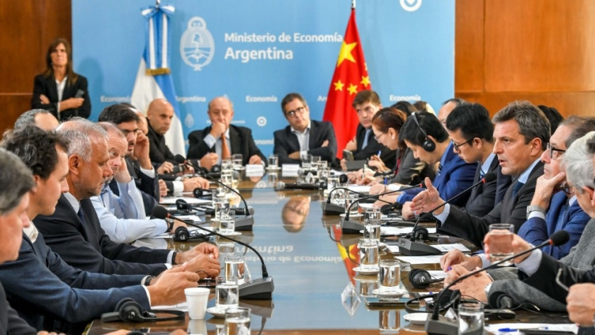 Argentina deja de pagar importaciones en dólares y pasa a yuanes