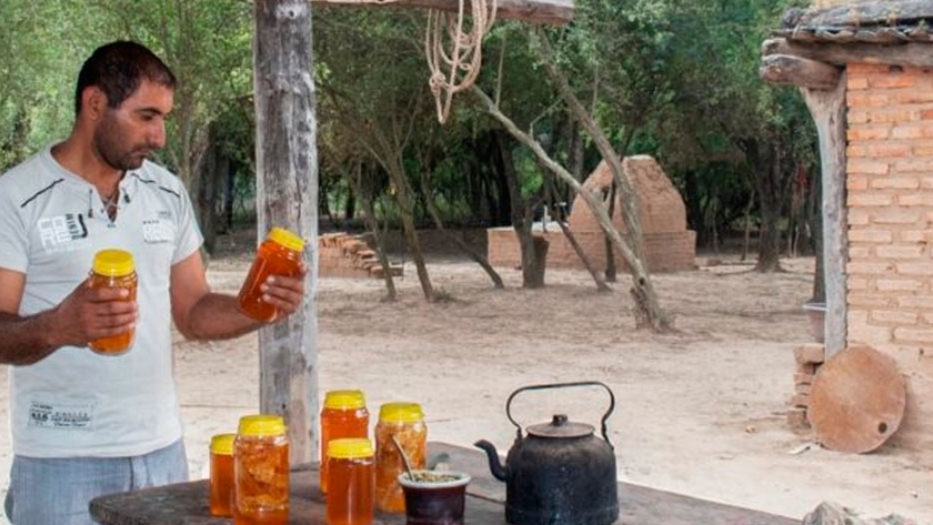 Apicultura en El Impenetrable: Rogelio Soraire dice que se va a dedicar a las abejas toda su vida