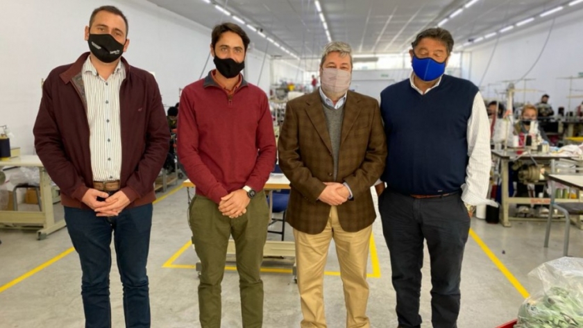 Funcionarios provinciales visitaron una industria de indumentaria en Rosario