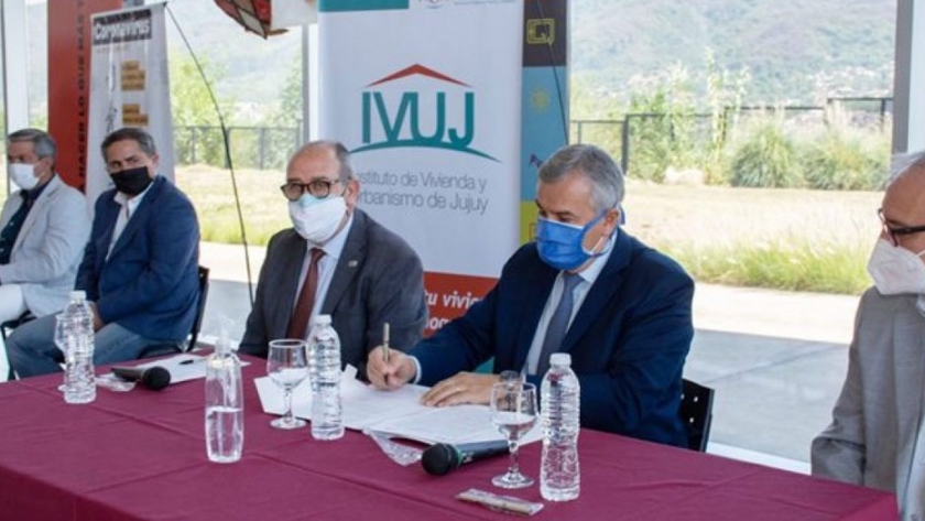 Firman contratos de obras del "Programa Provincial de Viviendas"
