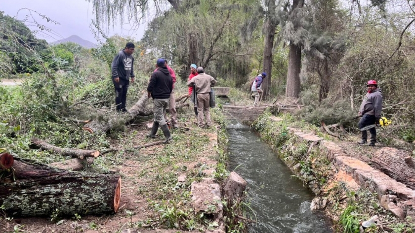 Llevan adelante operativos de limpieza en dique La Higuera