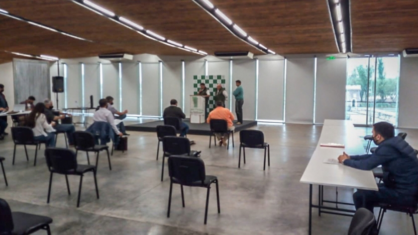 El salón de la puntanidad fue escenario de un remate de hacienda virtual