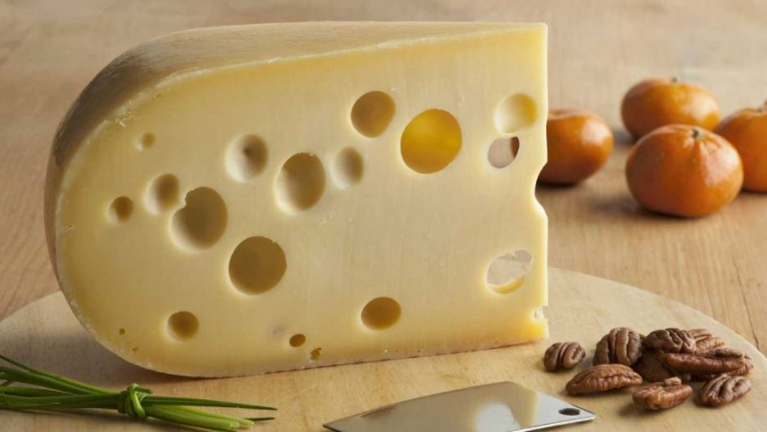 ¿Por qué el queso suizo tiene agujeros?