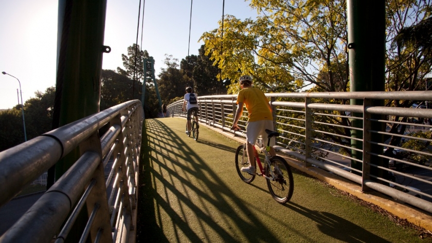 Pedaleando BA: diez recorridos autoguiados para redescubrir diferentes barrios en bicicleta
