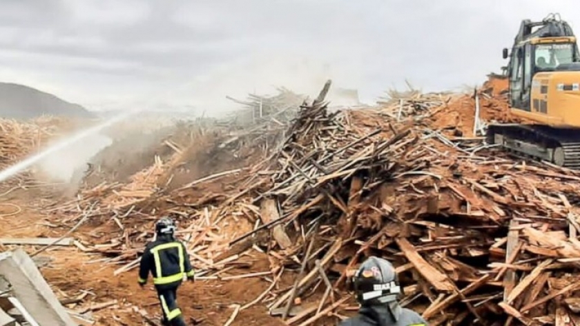 Áreas de Gobierno, Bomberos y Defensa Civil Tolhuin trabajan para extinguir el incendio en el aserradero el litoral