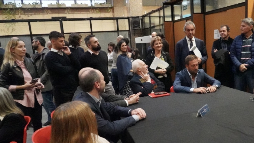 Scioli convocó a una mesa de trabajo con empresarios industriales para simplificar y agilizar trámites ambientales