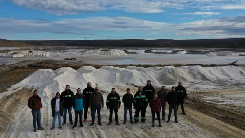 Vialidad Provincial supervisó la cosecha de sal destinada al Plan Invernal
