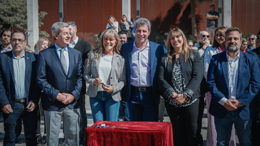 Uñac entregó 20 movilidades a hospitales y centros de salud de la provincia